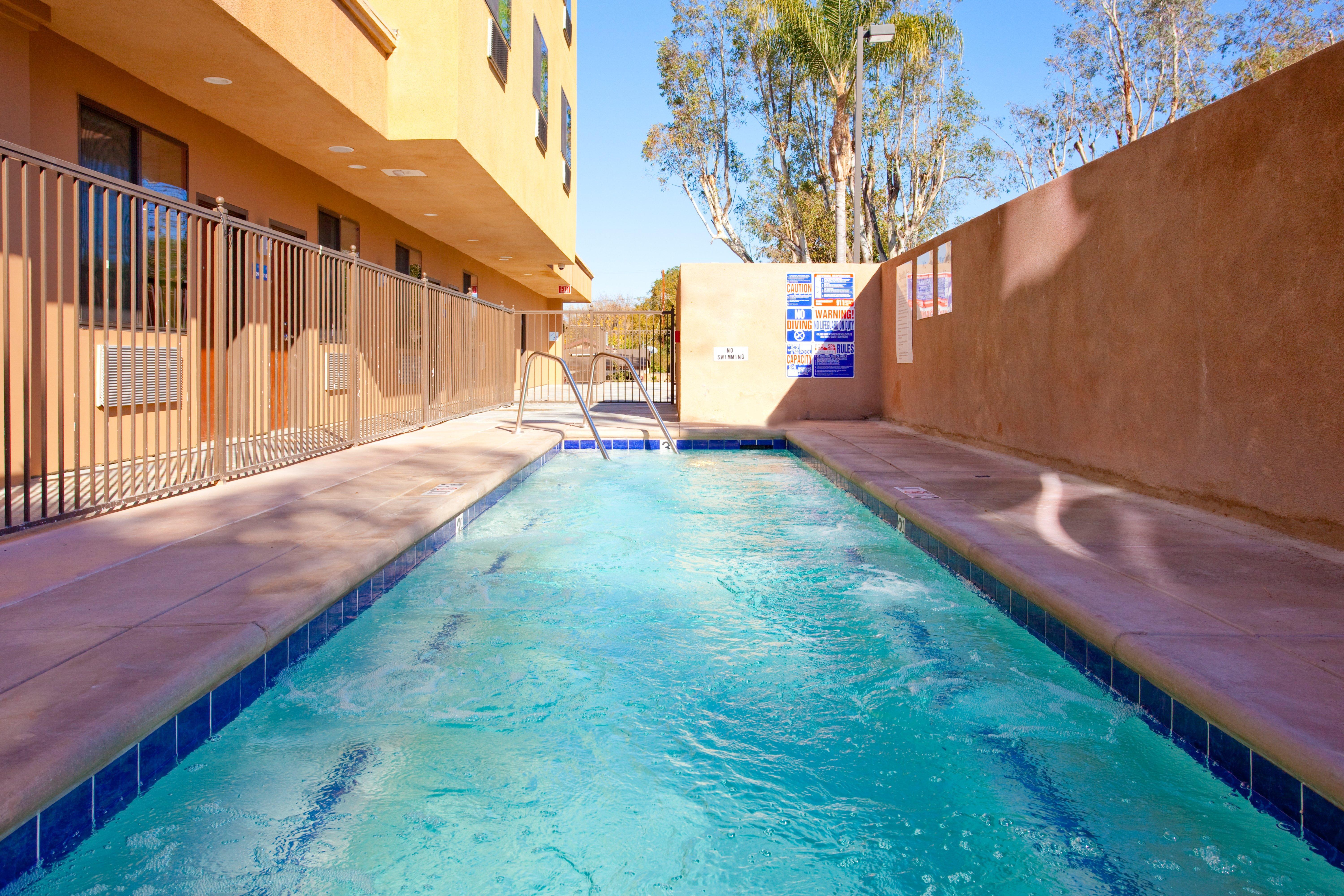 Holiday Inn Express Hotel & Suites Woodland Hills By Ihg Los Angeles Buitenkant foto