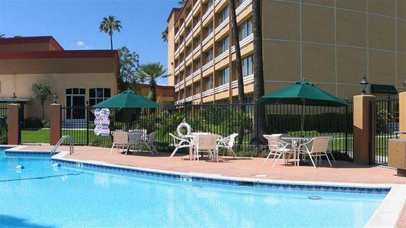 Holiday Inn Express Hotel & Suites Woodland Hills By Ihg Los Angeles Buitenkant foto